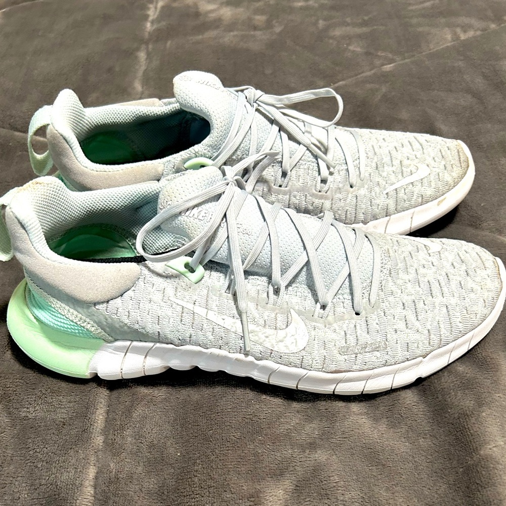 Nike  size 9 womens Gray and Teal